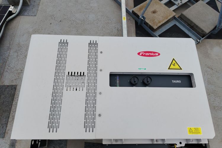 metaloBOX Kft. A Épület - Székesfehérvár - 154 db Canadian Solar CS6L-460MS Napelem / Fronius Tauro ECO 50-3-D Inverter