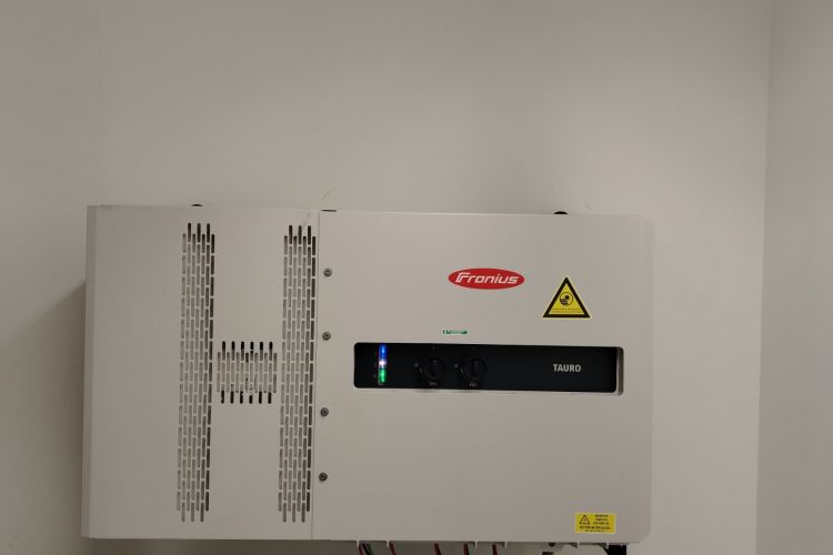 metaloBOX Kft. H Épület - Székesfehérvár - 110 db Canadian Solar CS6L-460MS Napelem / Fronius Tauro ECO 50-3-D Inverter