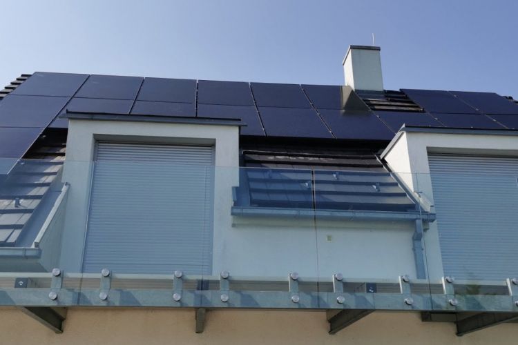 Tihany - 18 db JA Solar 360 Wp monokristályos osztott cellás napelem és SolarEdge SE7K web három fázisú inverter, 18 db SolarEdge P404 napelem optimalizáló