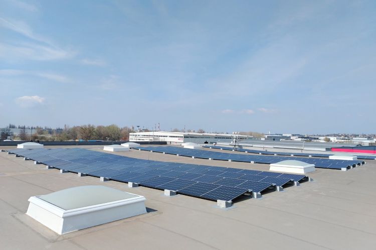 metaloBOX Kft. H Épület - Székesfehérvár - 110 db Canadian Solar CS6L-460MS Napelem / Fronius Tauro ECO 50-3-D Inverter