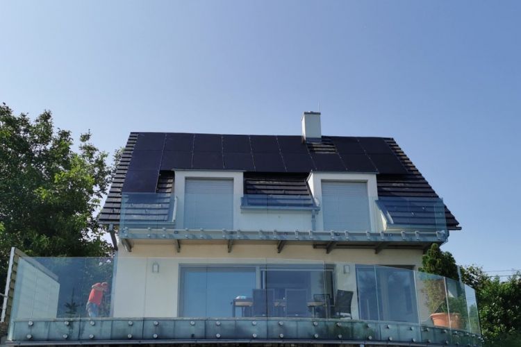 Tihany - 18 db JA Solar 360 Wp monokristályos osztott cellás napelem és SolarEdge SE7K web három fázisú inverter, 18 db SolarEdge P404 napelem optimalizáló