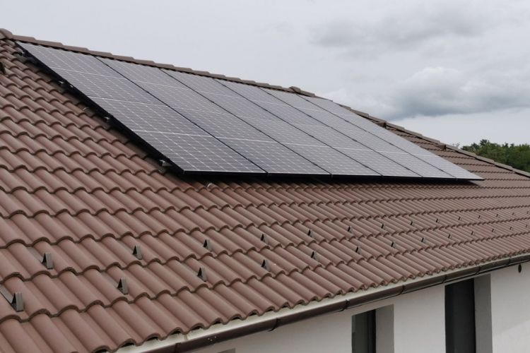 Márkó - 12 db JA Solar 385 Wp full black monokristályos osztott cellás napelem