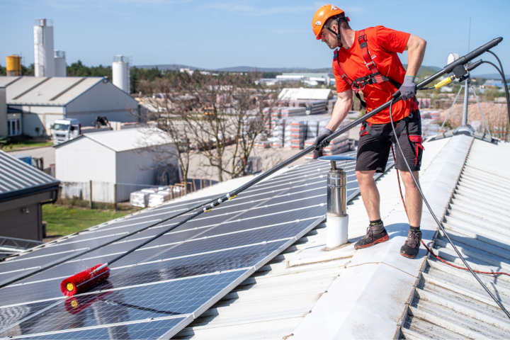Miért elengedhetetlen a napelemes rendszered tisztítása és karbantartása?